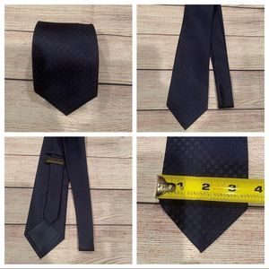 AXIST Essentials Mens Tie 
Excellent Used Condition (EUC)